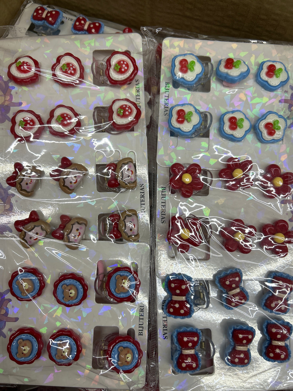 Cartela infantil com xuxinhas e mini pregadeiras bonequinh, flor lacinho vermelho (12 cartelas com 6 peças cada)