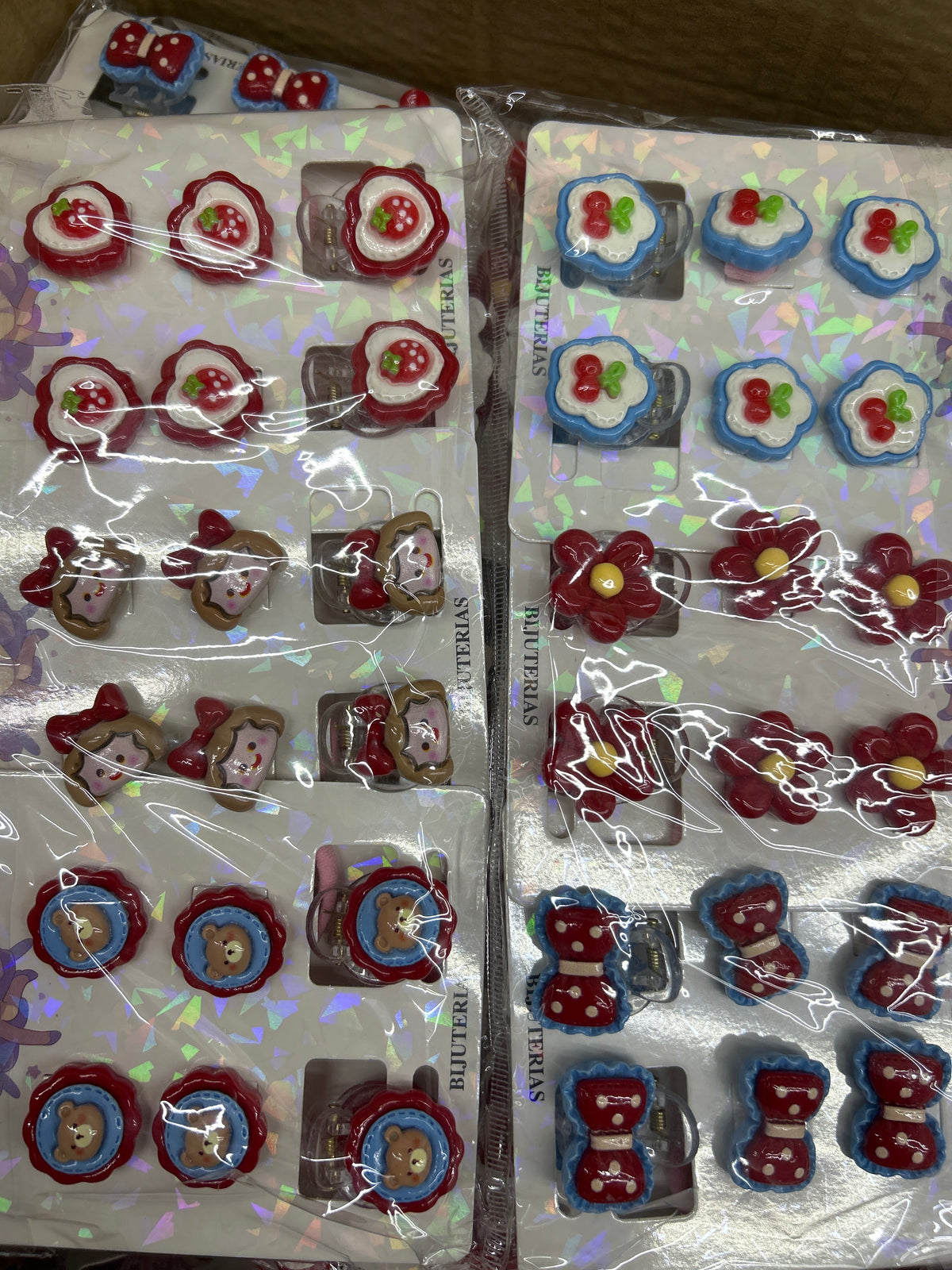 Cartela infantil com xuxinhas e mini pregadeiras bonequinh, flor lacinho vermelho (12 cartelas com 6 peças cada)