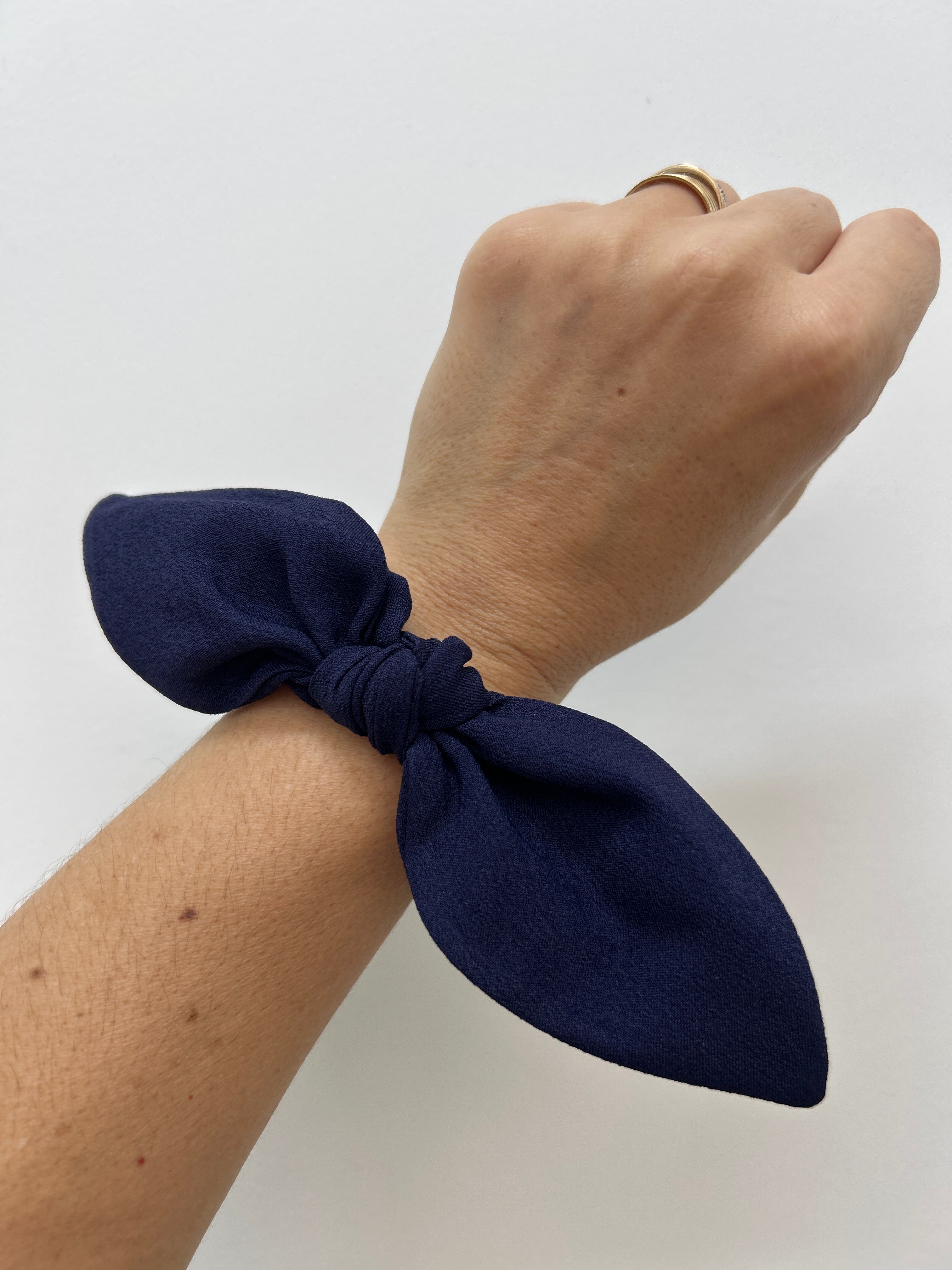 Scrunchie em Crepe com Laço - Azul Marinho (unidade)