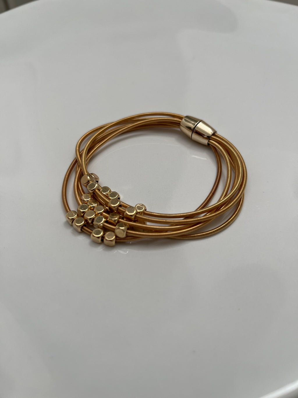 Pulseira corda de violão com QUADRADINHOS (12 conjuntos com 6 peças cada 8 douradas 4 pratas)