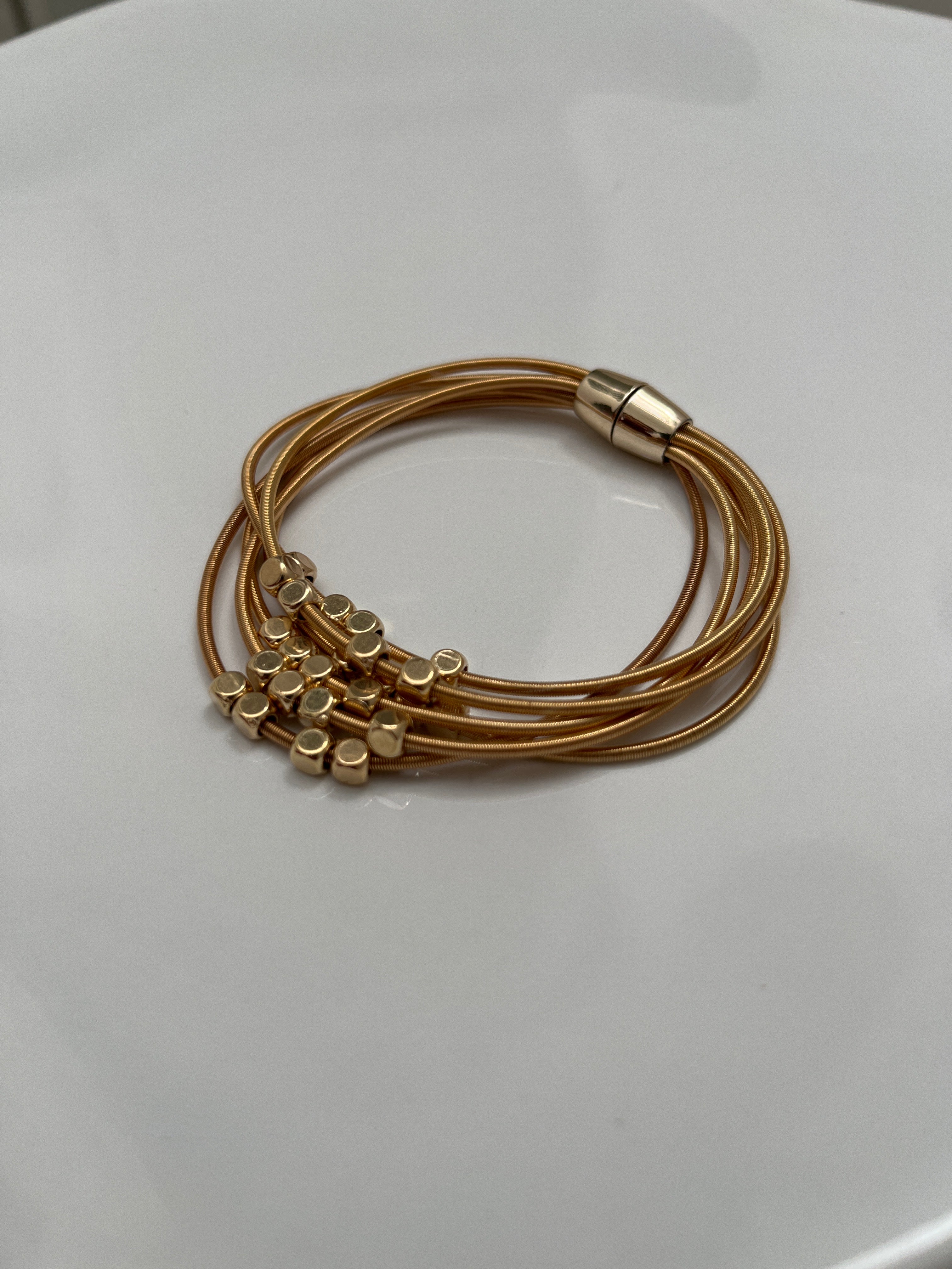 Pulseira corda de violão com QUADRADINHOS (12 conjuntos com 6 peças cada 8 douradas 4 pratas)