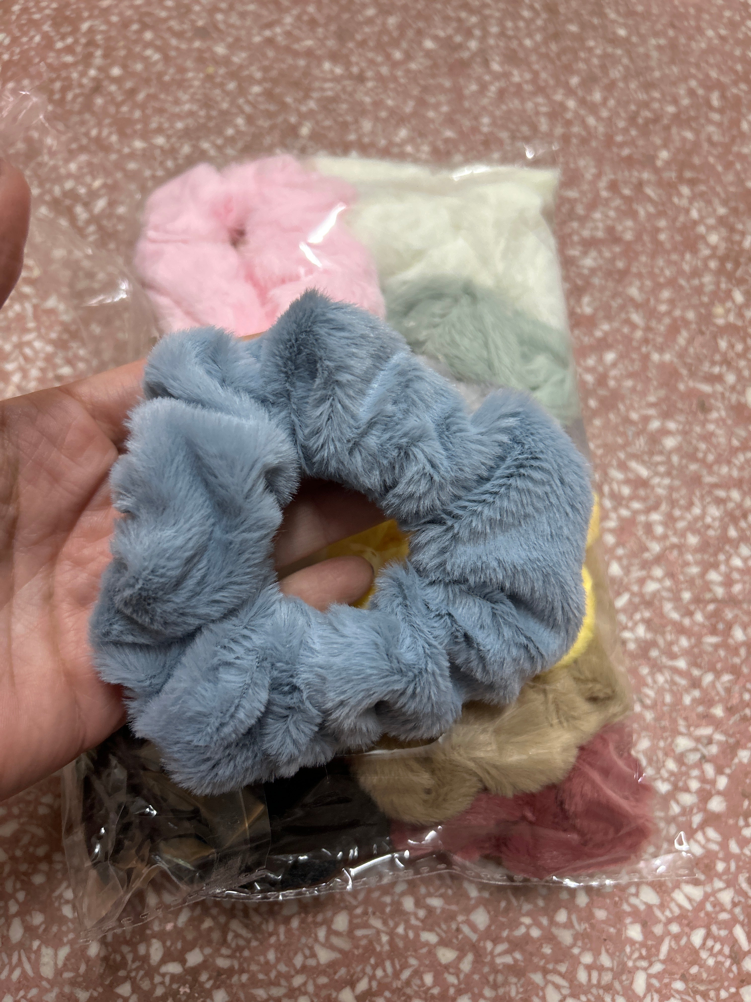 Scrunchie Pelúcia Básica(12 peças cores variadas)