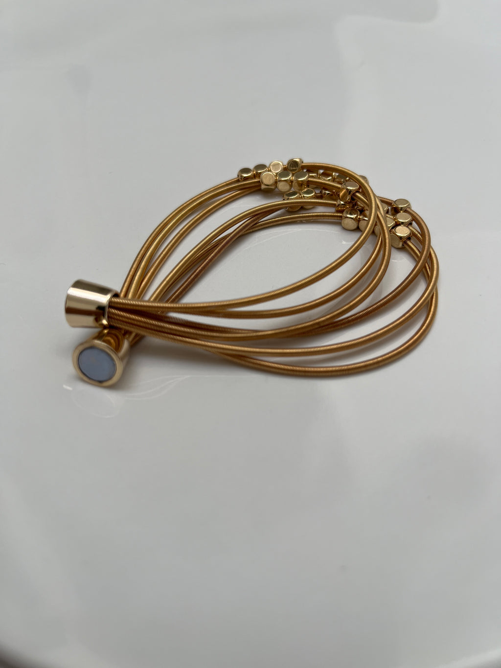 Pulseira corda de violão com QUADRADINHOS (12 conjuntos com 6 peças cada 8 douradas 4 pratas)