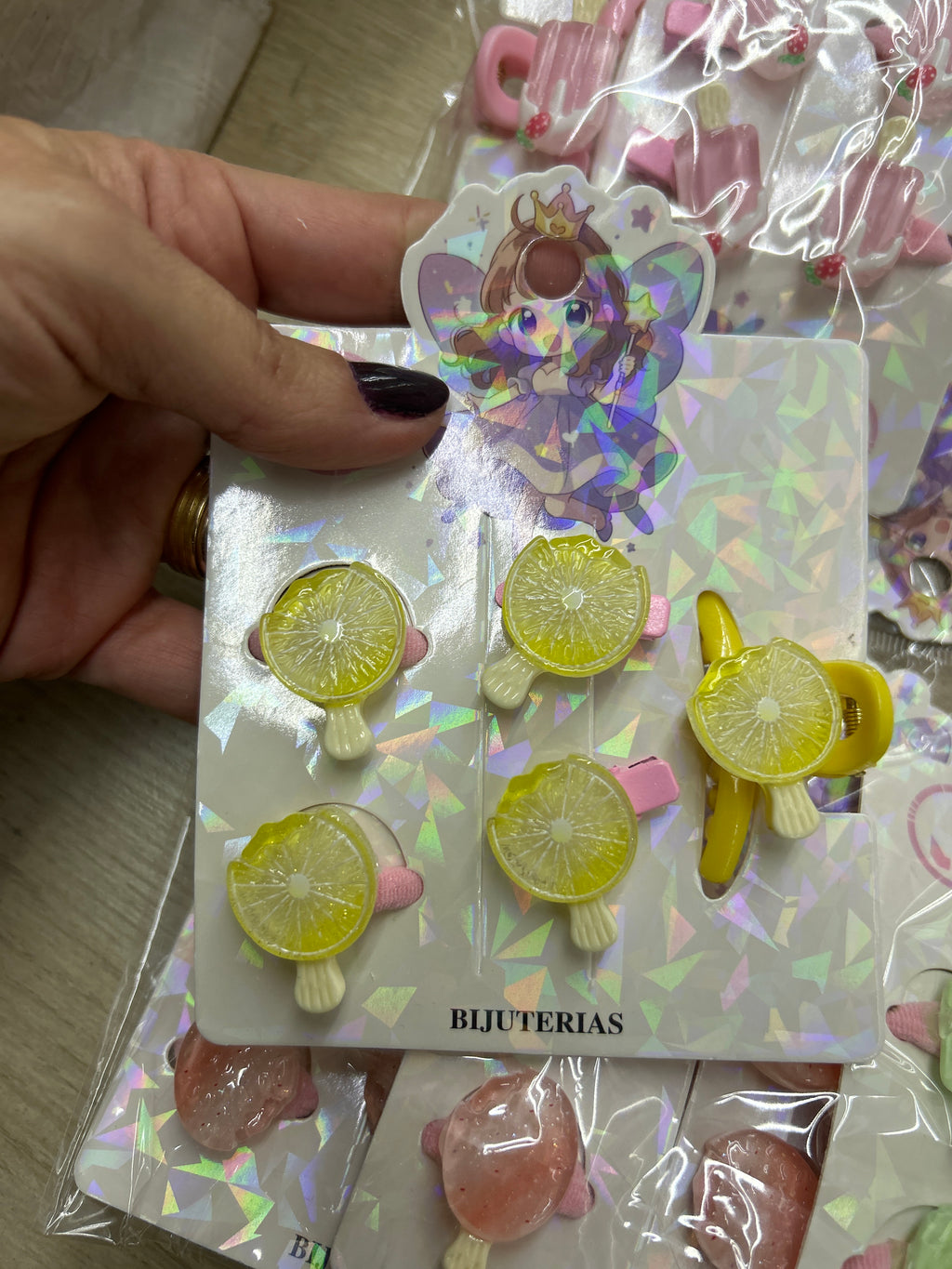 Cartela infantil com xuxinha, hair clip e pregadeira picolés frutas (12 cartelas com 5 peças cada)