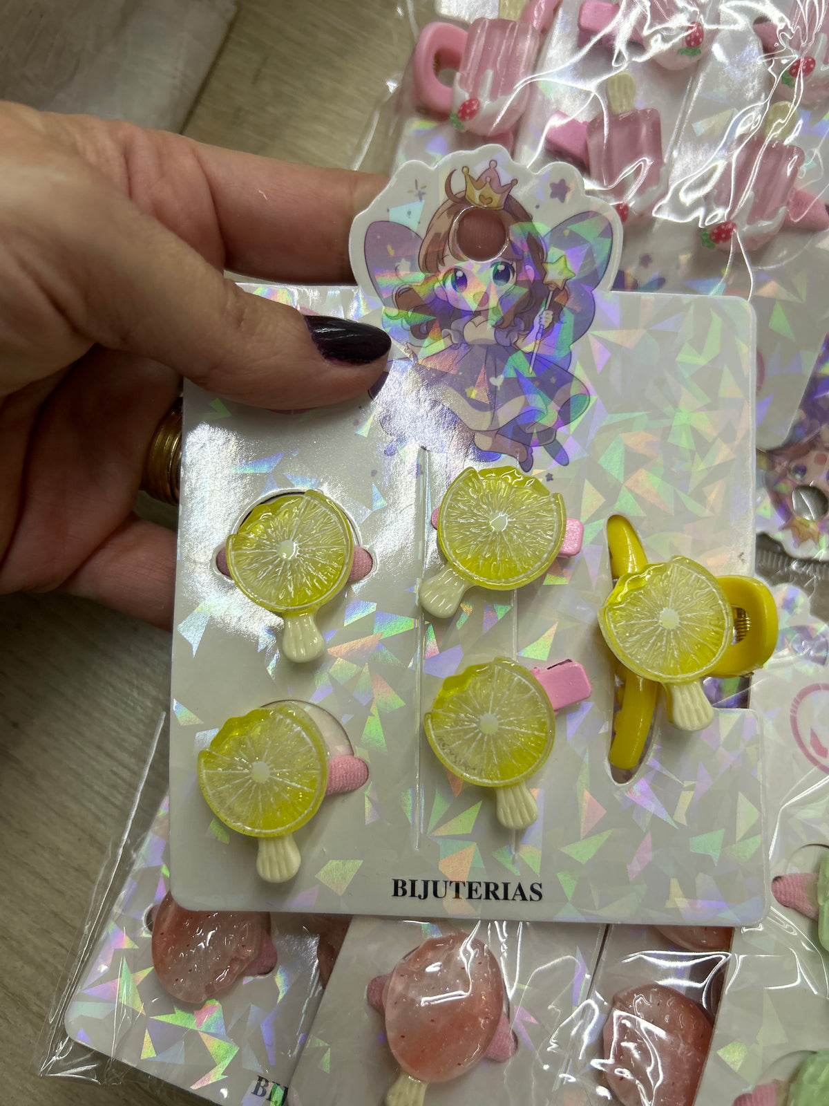 Cartela infantil com xuxinha, hair clip e pregadeira picolés frutas (12 cartelas com 5 peças cada)