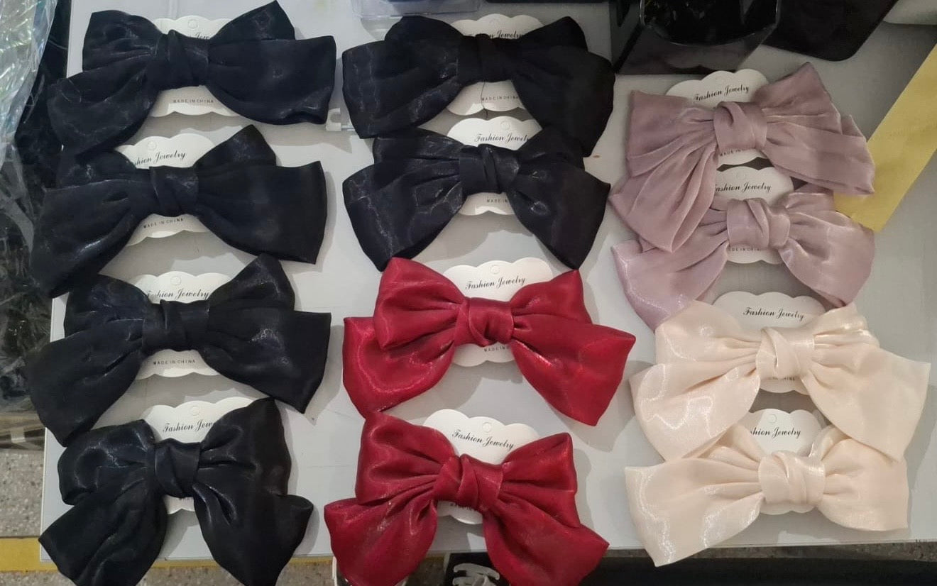 Laço acetinado na presilha francesa (12 peças, 6 preto, 2 bordo, 2 rose, 2 off)