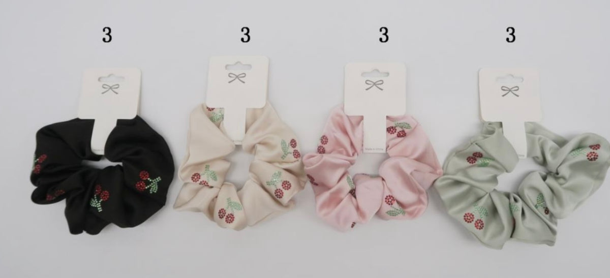 Scrunchie acetinada com strass de cerejinhas (3 de cada preto, verde, bege e rosa)