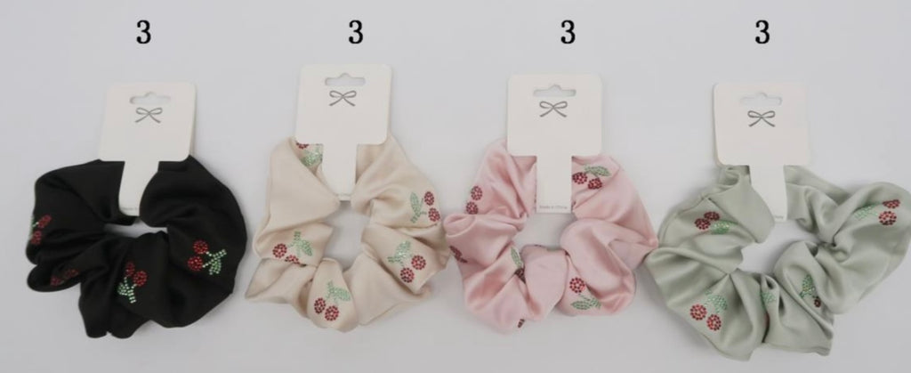 Scrunchies cetim com detalhes de cerejas pedras (12 peças 3 de cada cor)