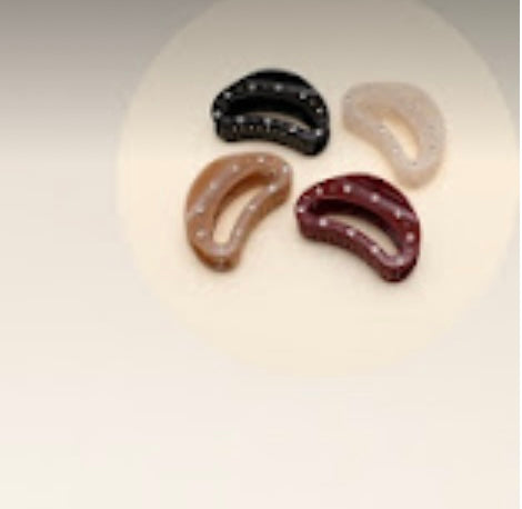 Pregadeira m em acetato cm cravejado meia lua vazado mola reforçada (12 peças 3 de cada cor)