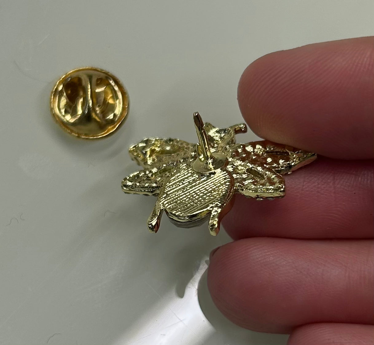 Broche bóton Pequeno Abelha Cravejada (12 peças 6 de cada cor)