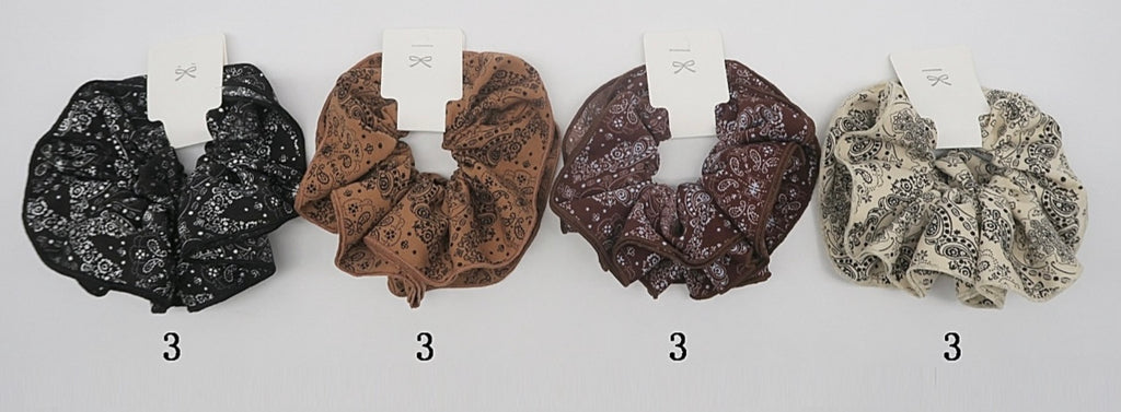 Scrunchie dupla grande estampa paisley/bandana (12 peças 3 de cada cor)