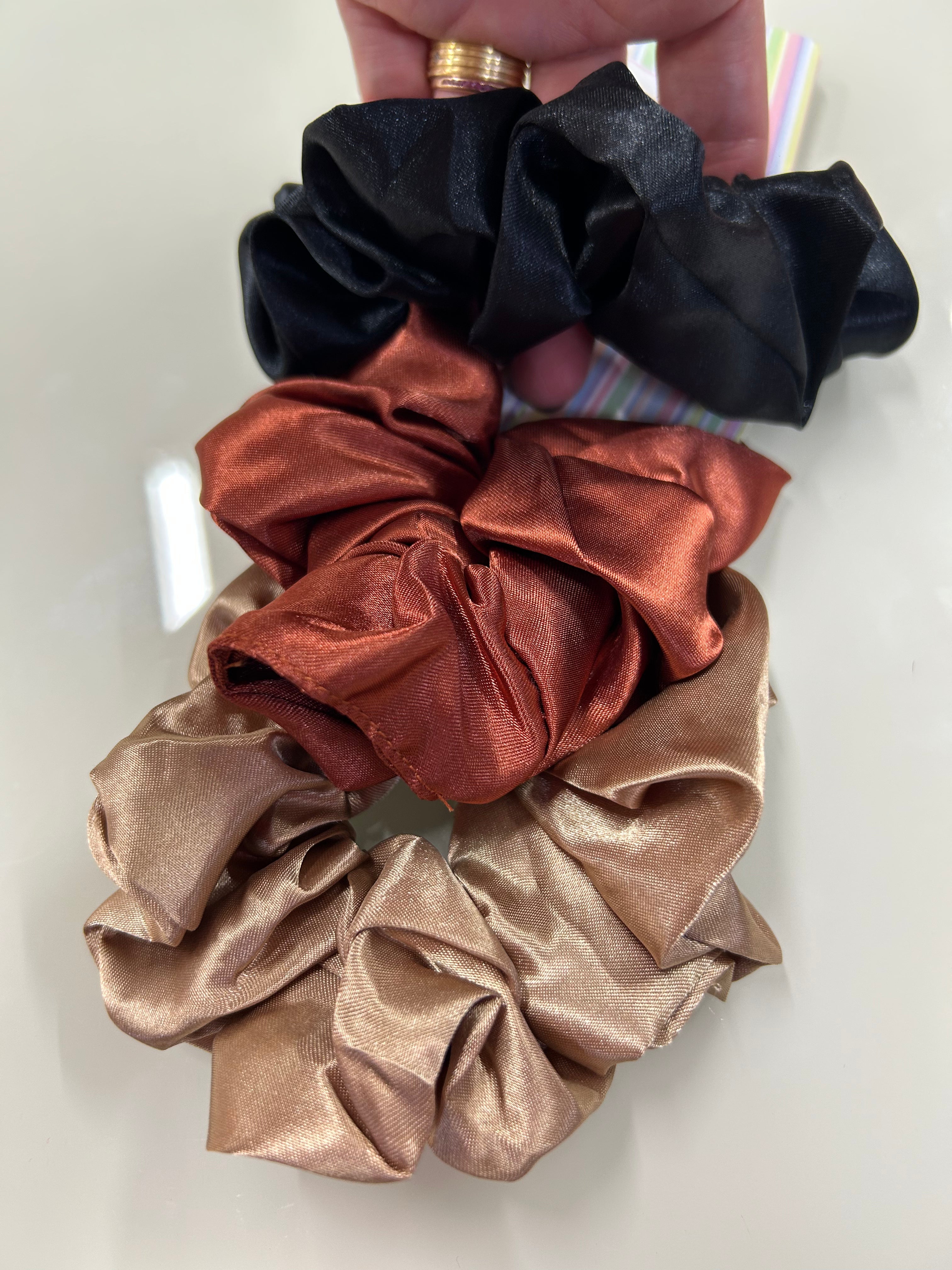 Scrunchie Cetim cores invernais (12 peças 8 pretas, 2 marrom, 2 bege)