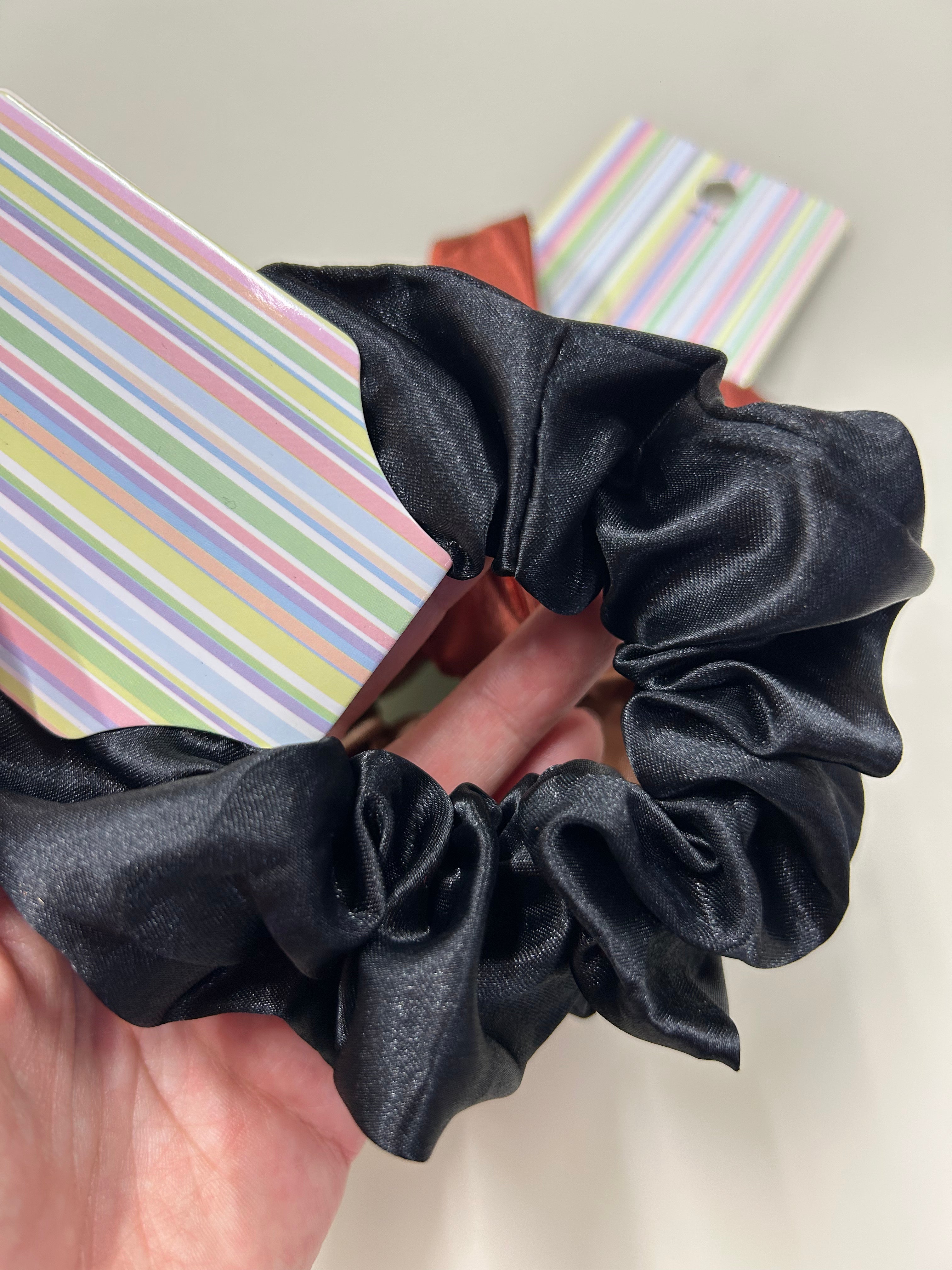 Scrunchie Cetim cores invernais (12 peças 8 pretas, 2 marrom, 2 bege)