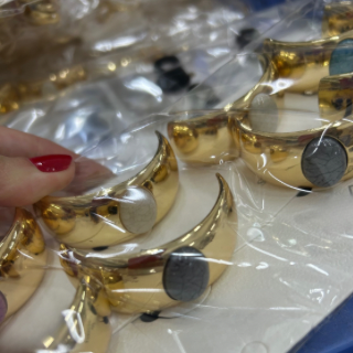 Xuxinha Metal Côncava com detalhe oval esmaltado (12 peças. 2 peças de cada cor)