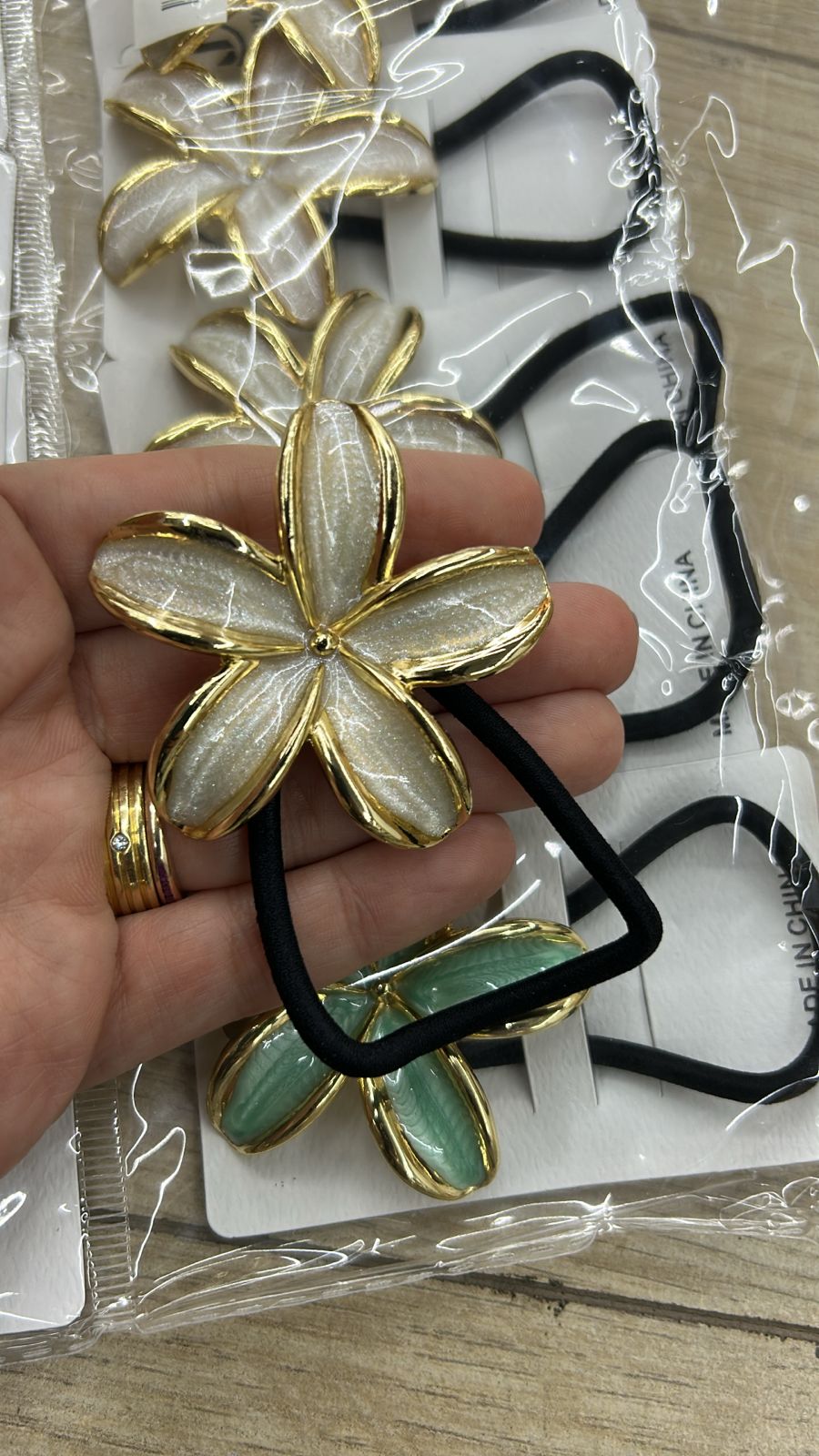 Xuxinha de cabelo com flor havaiana metal esmaltada tipo 4 (12 peças cores variadas)