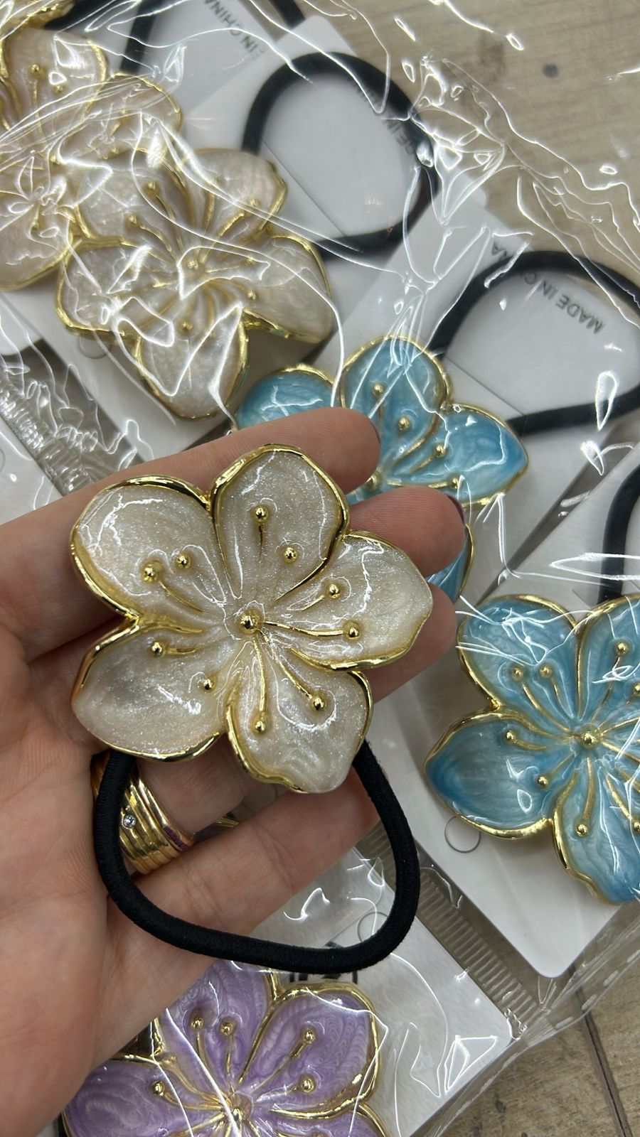 Xuxinha de cabelo com flor metal esmaltada miolo dourado tipo 7 (12 peças cores variadas)