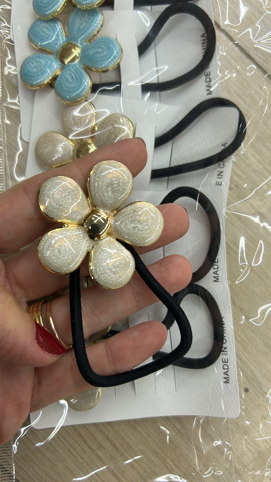 Xuxinha de cabelo com flor pétalas metal esmaltada miolo dourado tipo 6 (12 peças cores variadas)