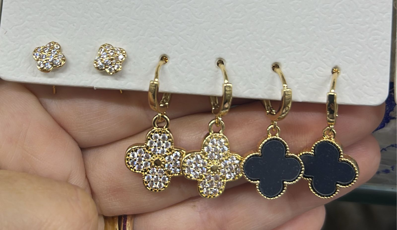 Trio de brincos inspiração VC (12 cartelas 10 douradas e 2 prata)