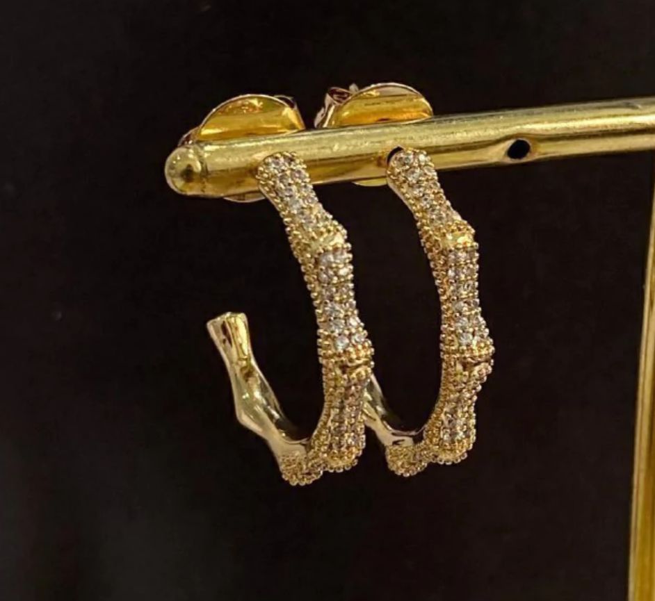 Argola com microzirconias (12 pares. 8 douradas e 4 pratas)