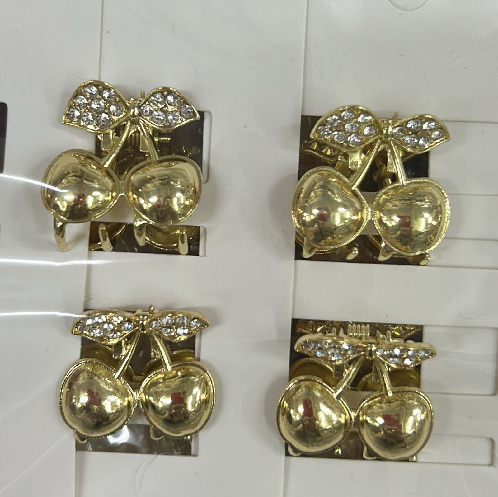 Pregadeira Metal PP Cereja com cravejado (12 cartelas com 2 peças cada)