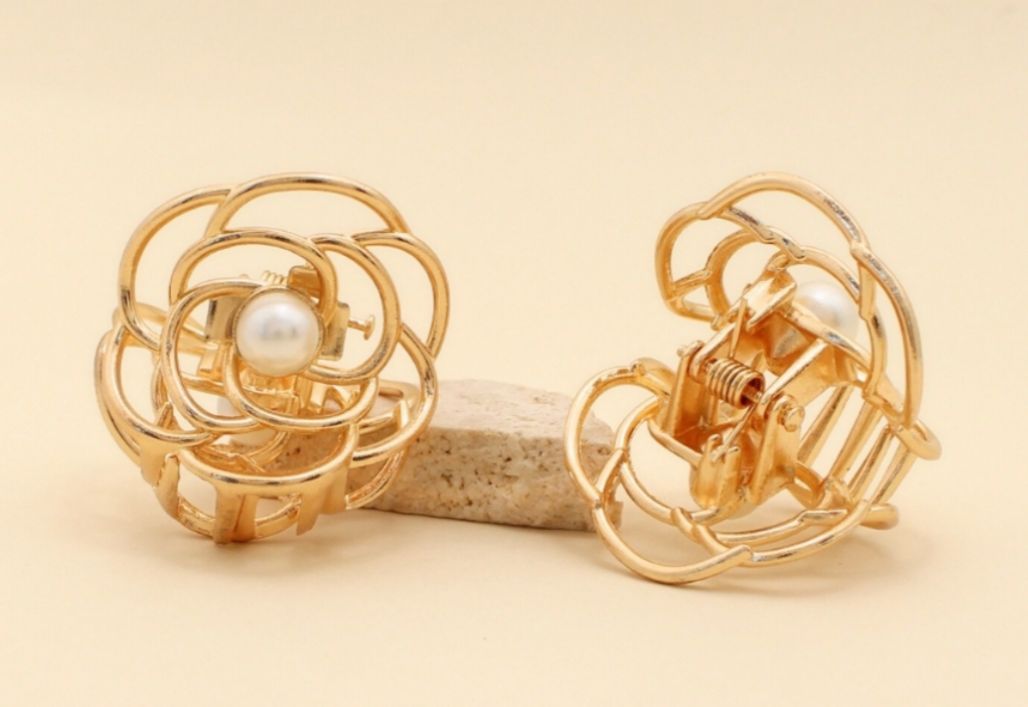 Pregadeira p metal camélia com miolo pérola (12 peças)
