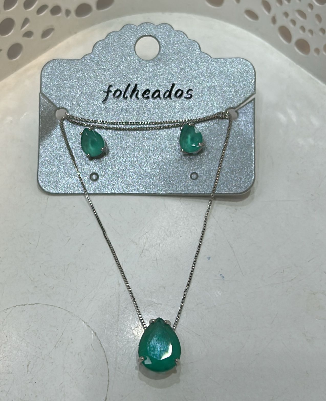 Conjunto Colar e Brinco Gota Verde Claro fecho Lagosta (6 conjuntos - Biju verniz cataforético)