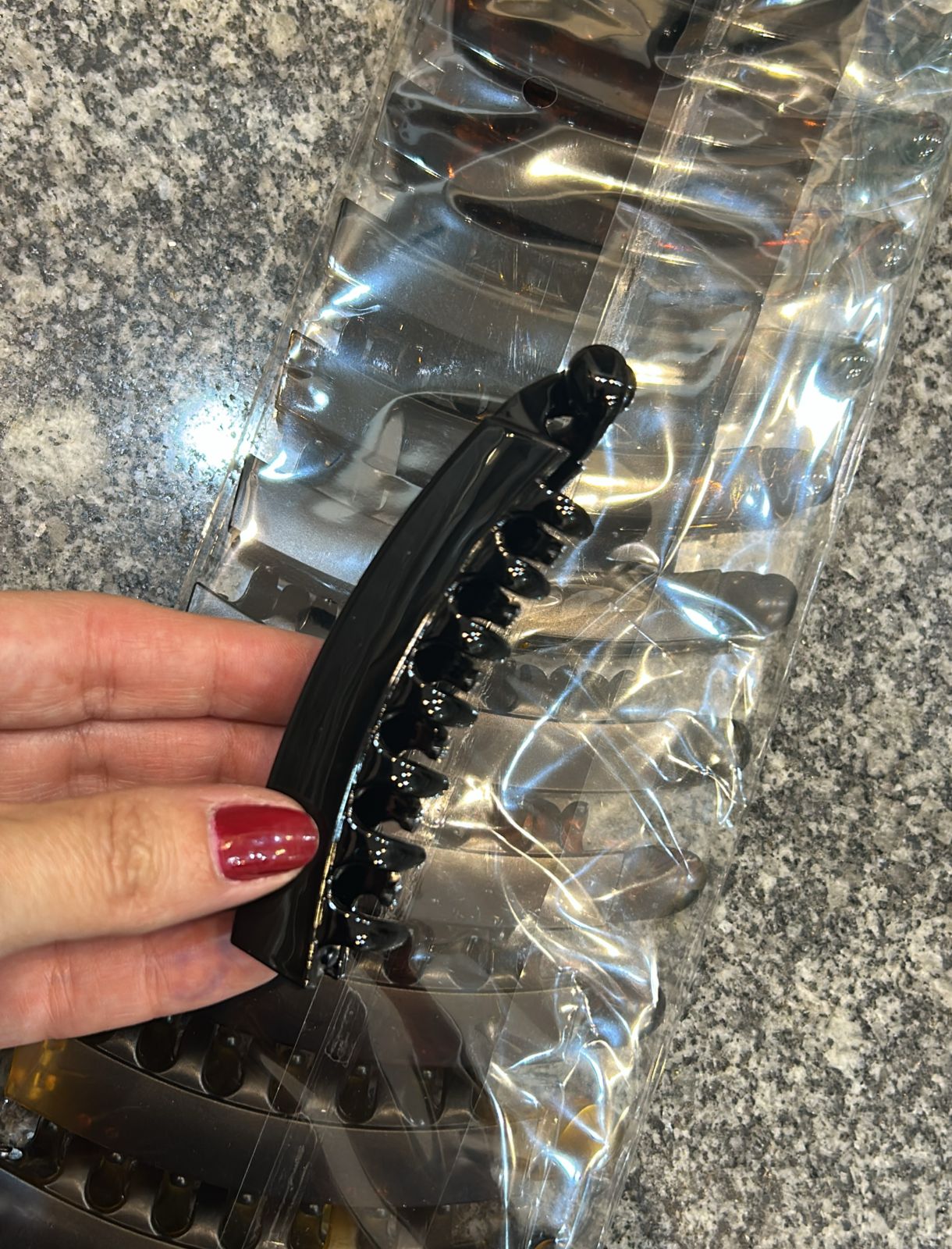 Banana de cabelo em poliéster lisa com pentinho tons marrom (12 peças)