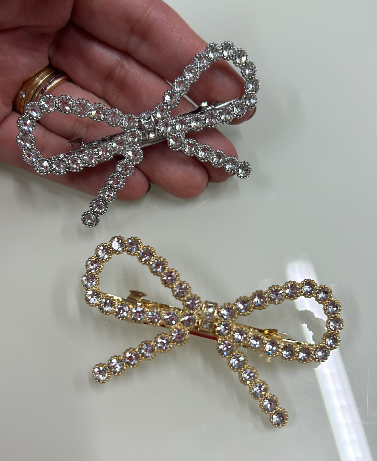 Presilha Francesa Pequena com Laço de ponta Cravejado (12 peças 9 douradas e 3 pratas)