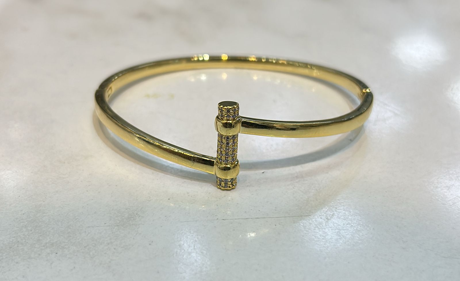 Bracelete dourado inspiração grife T cravejado (6 peças)