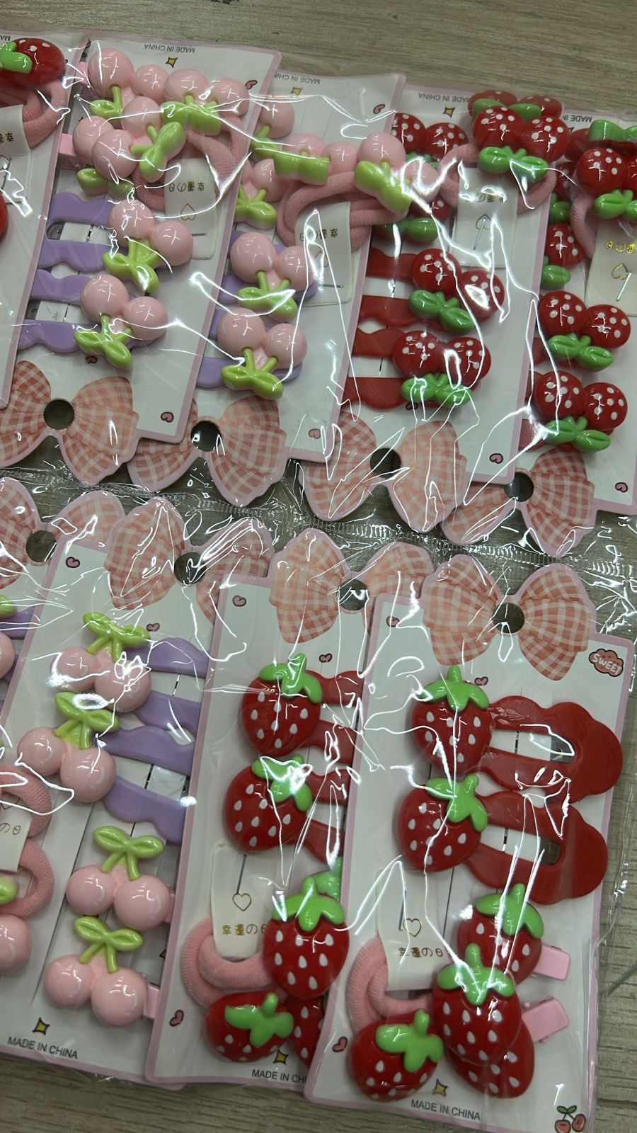 Cartela infantil com tic tac, hair clip e xuxinha morato e cereja (12 cartelas com 6 peças cada)