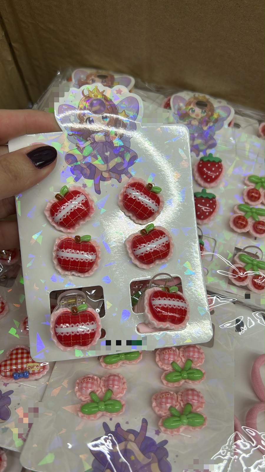 Cartela infantil com xuxinhas e mini pregadeiras frutinhas xadrez (12 cartelas com 6 peças cada)