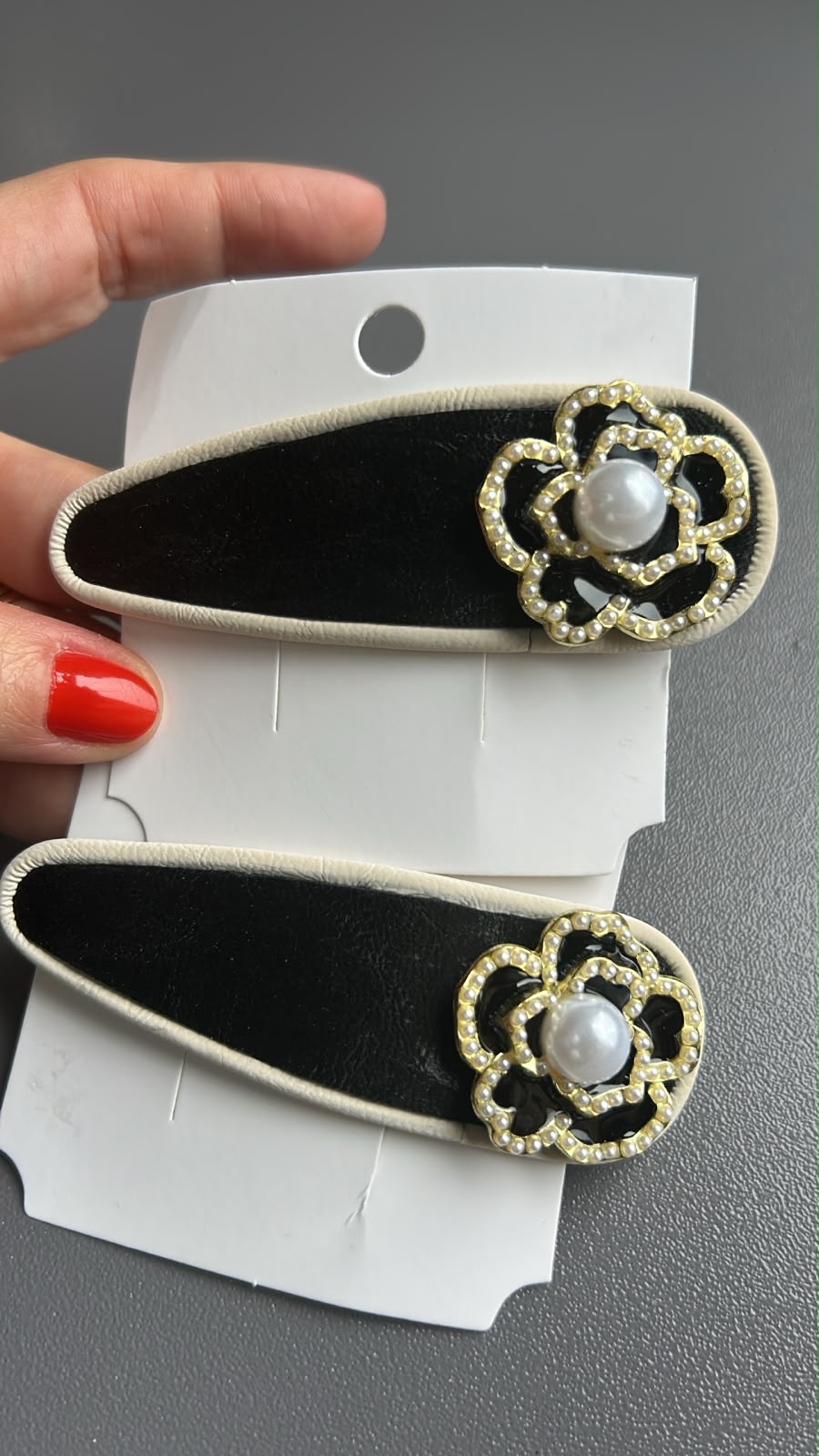 Tic tac grande em courino com aplique esmaltado camélia e detalhes em microperolas (12 peças)