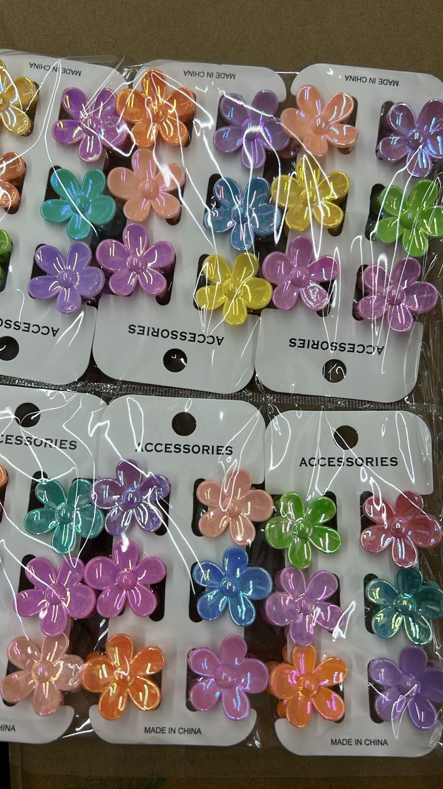 Pregadeira infantil mini poliéster colorida furta cor flor (12 cartelas com 6 peças cada)