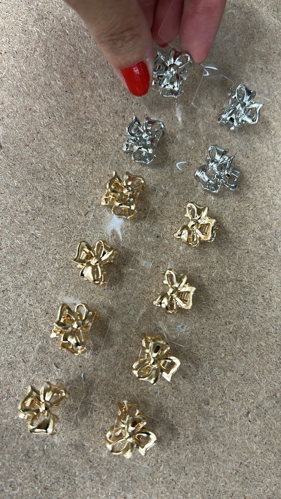 Pregadeira pp metal lacinhos (12 peças 8 douradas e 4 pratas)
