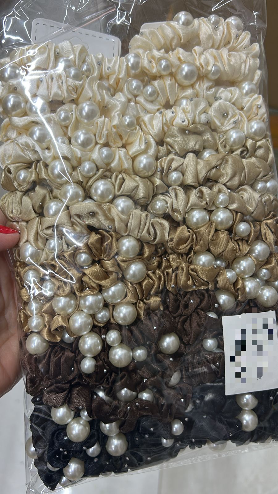 Scrunchie slim cetim cores básicas pérolas e ponto de luz (40 peças)