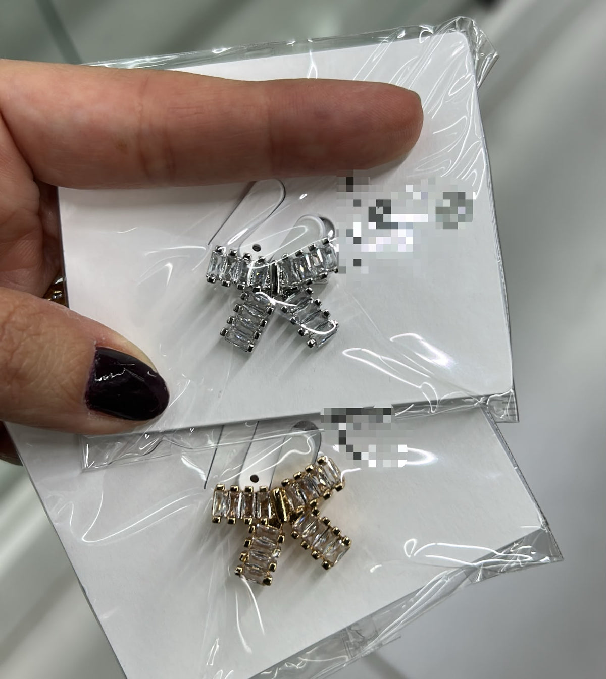 Broche agulha pequeno laço navetes (12 douradas e 4 pratas)