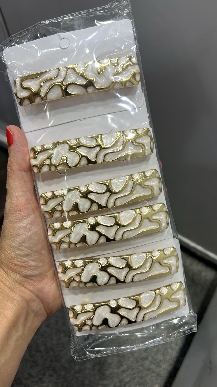 Presilha francesa metal e esmaltada branca (12 peças douradas)