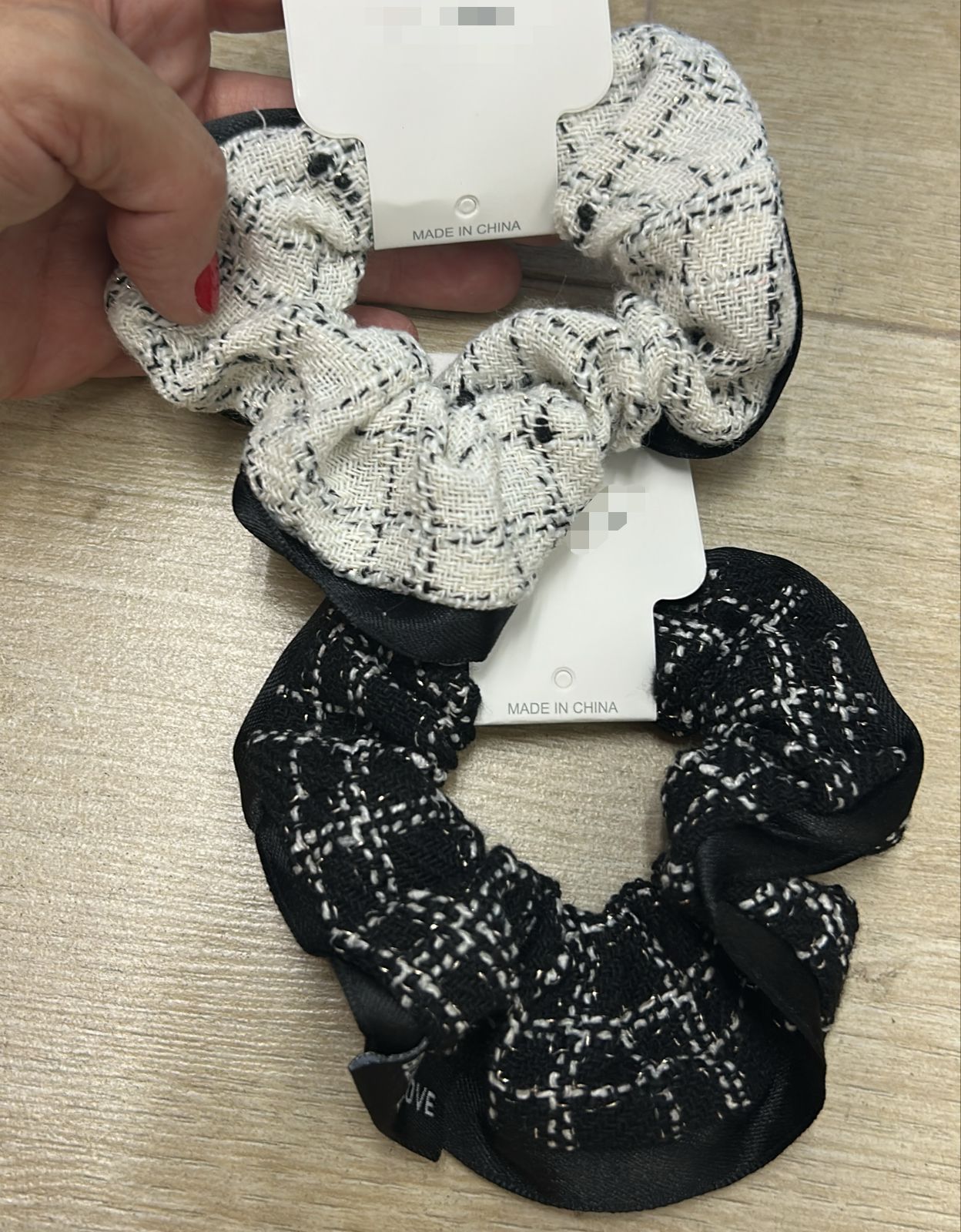 Scrunchie tweed p&b (12 peças 6 de cada cor)