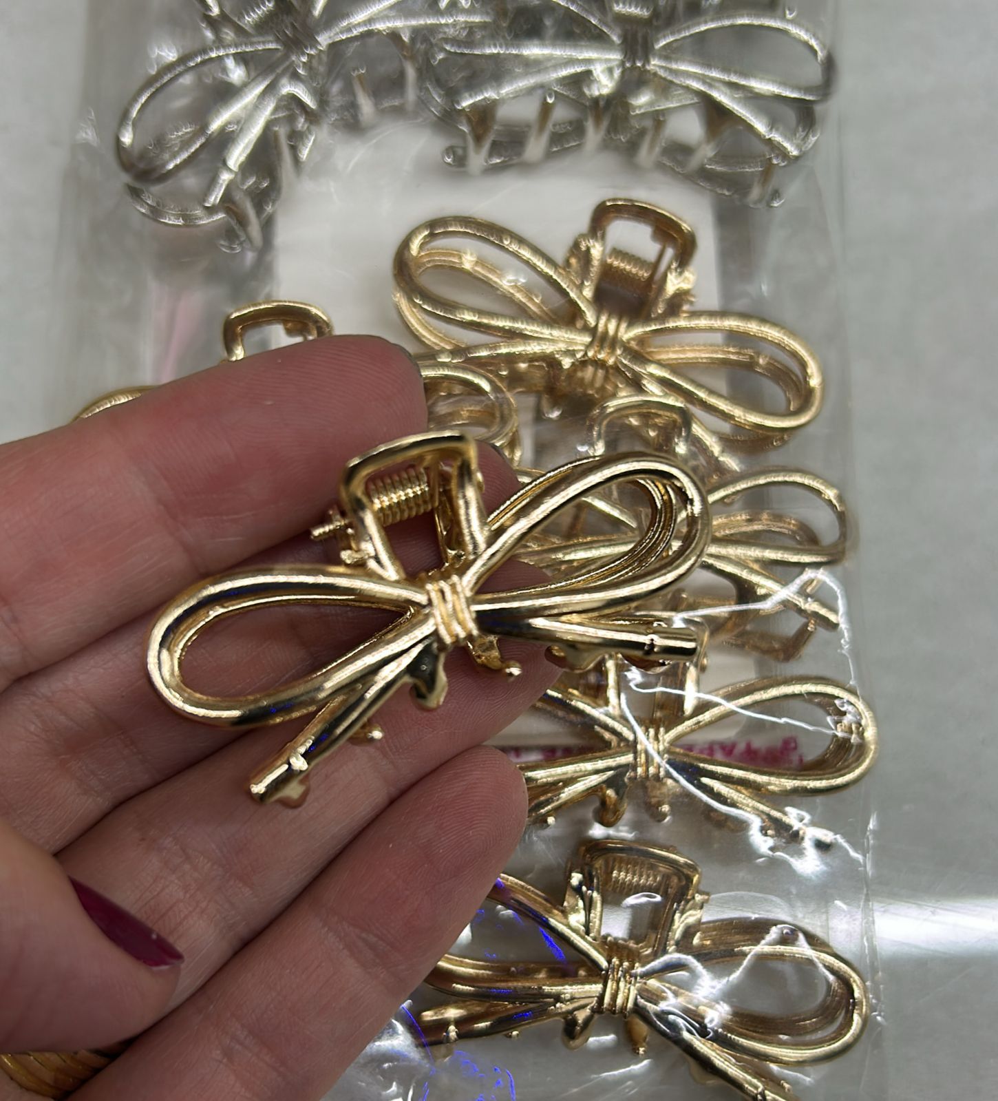 Pregadeira p metal laço com pontas (12 peças 8 douradas e 4 pratas)