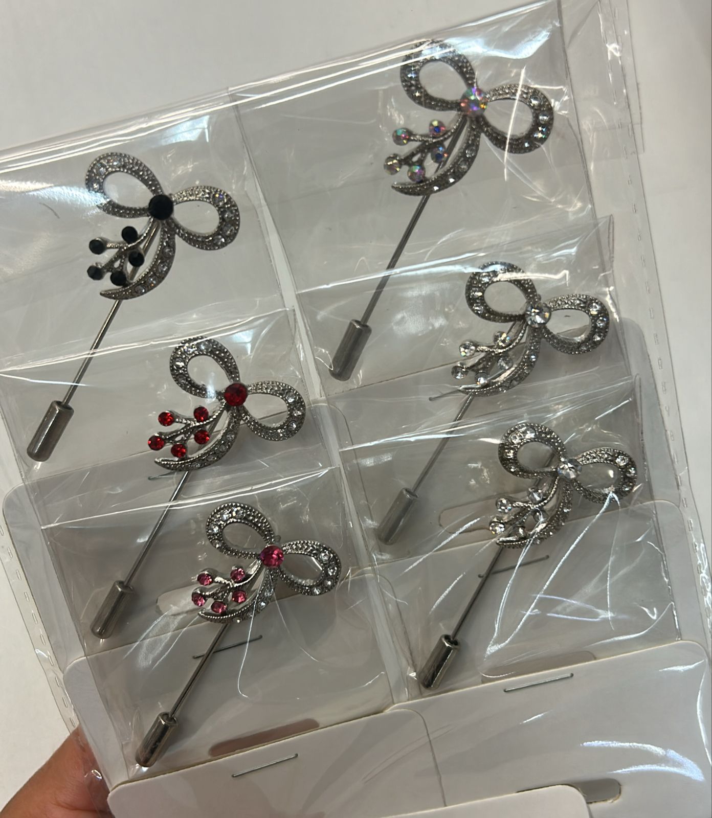 Broche passante agulha com cravejados laço (6 peças)