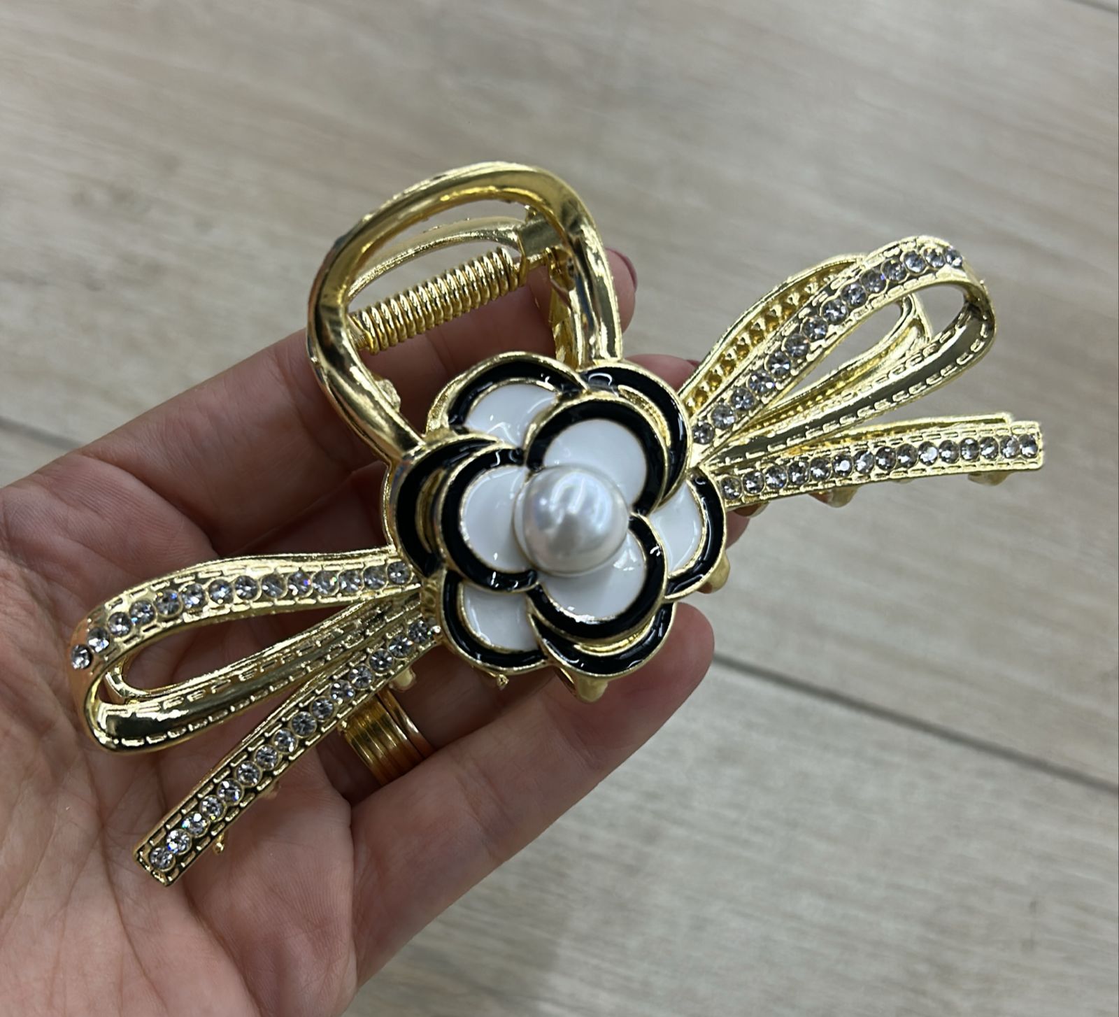 Pregadeira g metal laço cravejado e camélia esmaltada (12 peças)