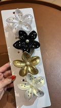 Pregadeira g flor havaiana com poá e miolo pérola (12 peças 3 de cada cor)