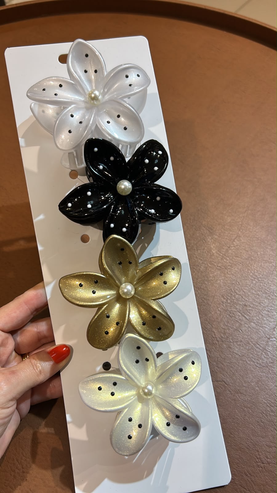 Pregadeira g flor havaiana com poá e miolo pérola (12 peças 3 de cada cor)