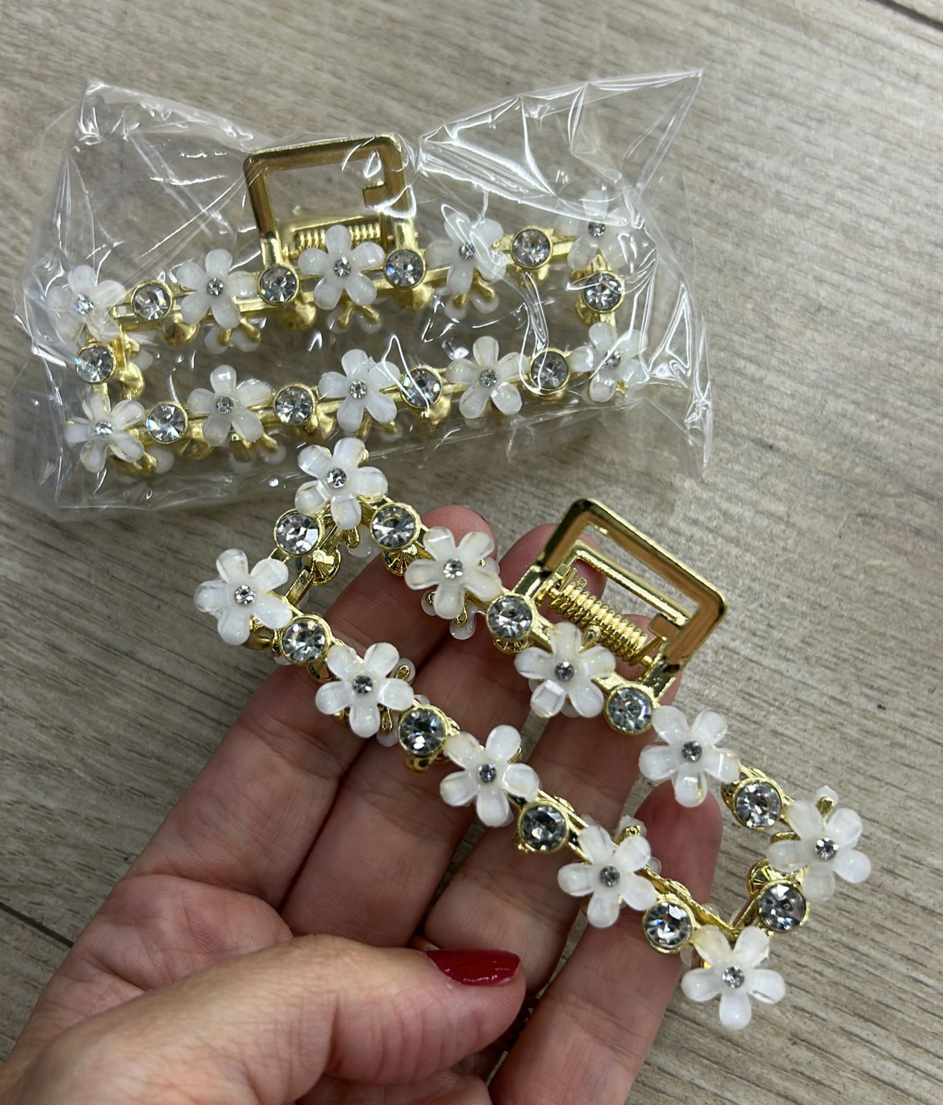 Pregadeira g metal com flores e strass cravejado (12 peças)