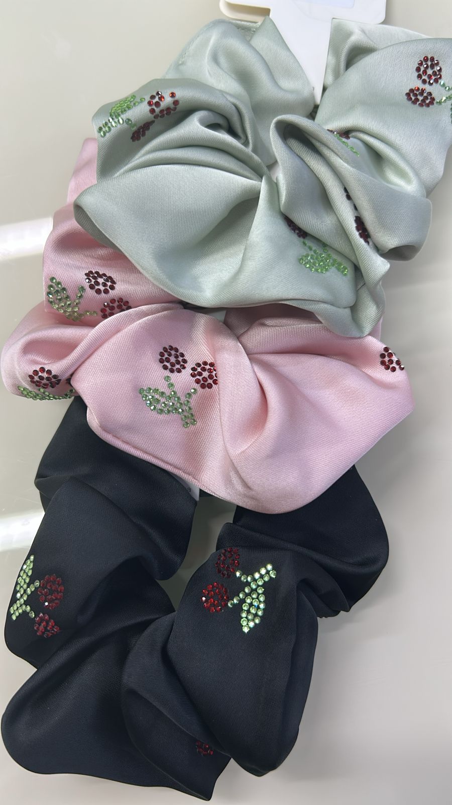 Scrunchies cetim com detalhes de cerejas pedras (12 peças 3 de cada cor)
