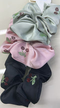 Scrunchies cetim com detalhes de cerejas pedras (12 peças 3 de cada cor)