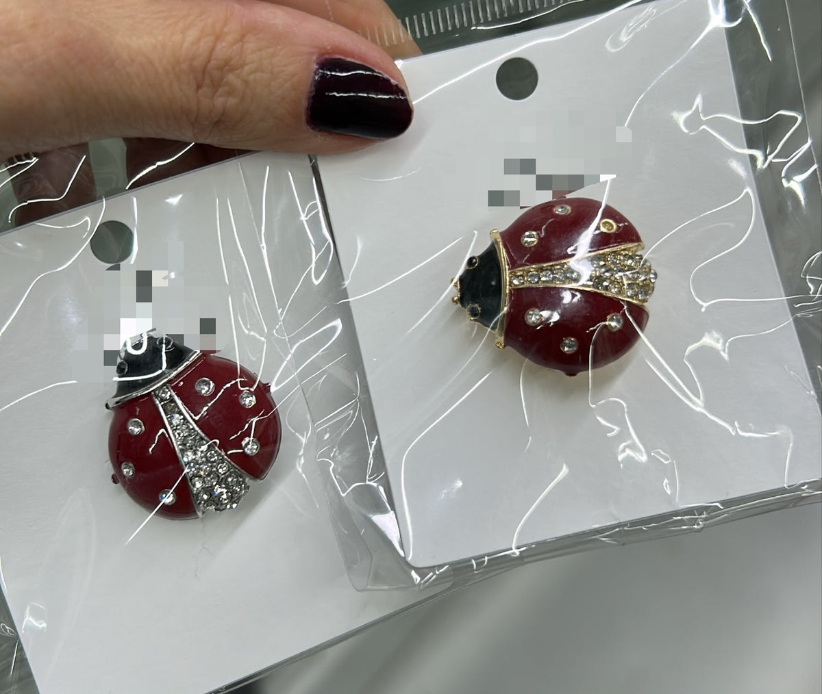 Broche agulha médio joaninha (12 douradas e 4 pratas)