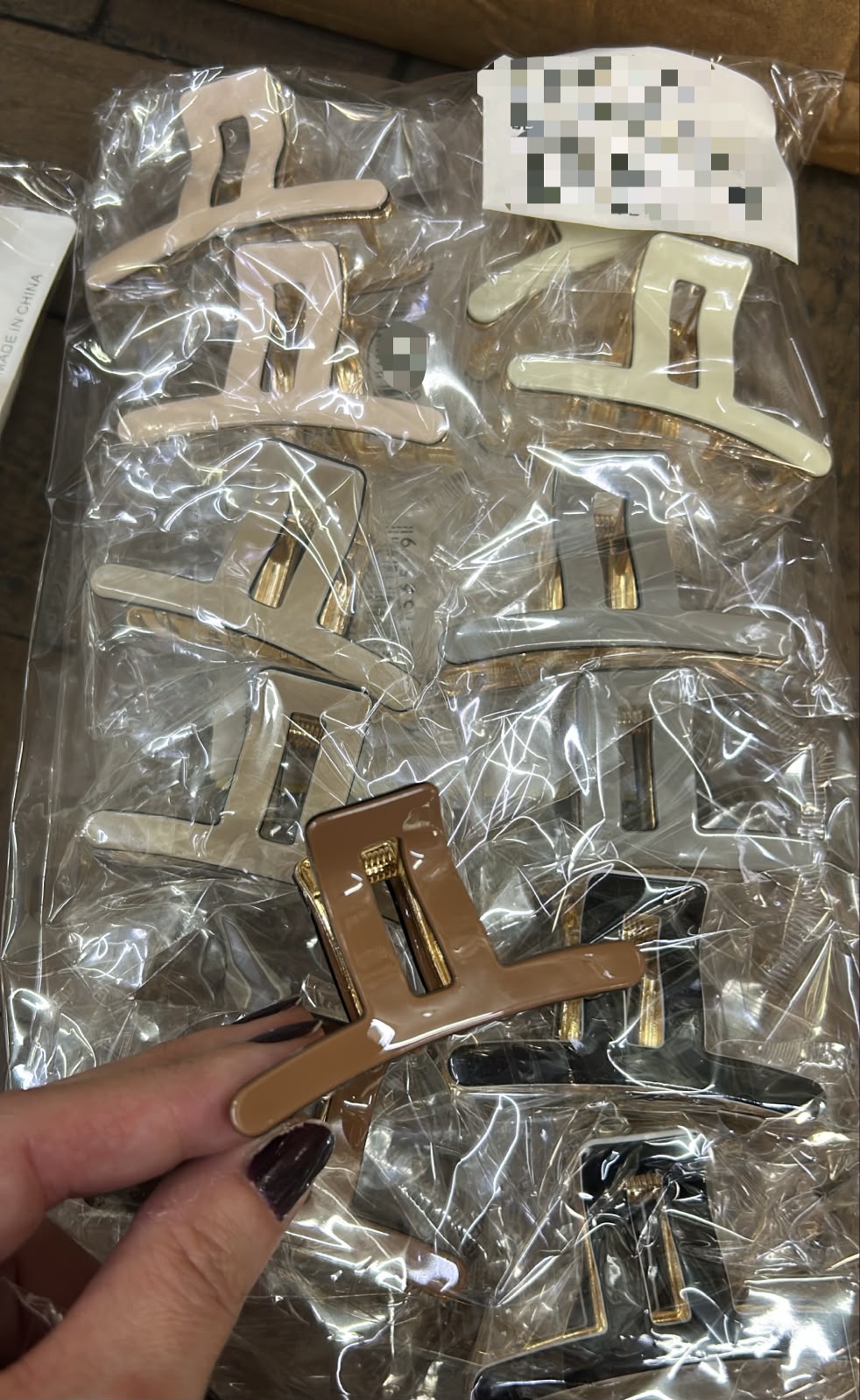 Pregadeira m metal com acetato cores básicas quadrata (12 peças 2 de cada cor)