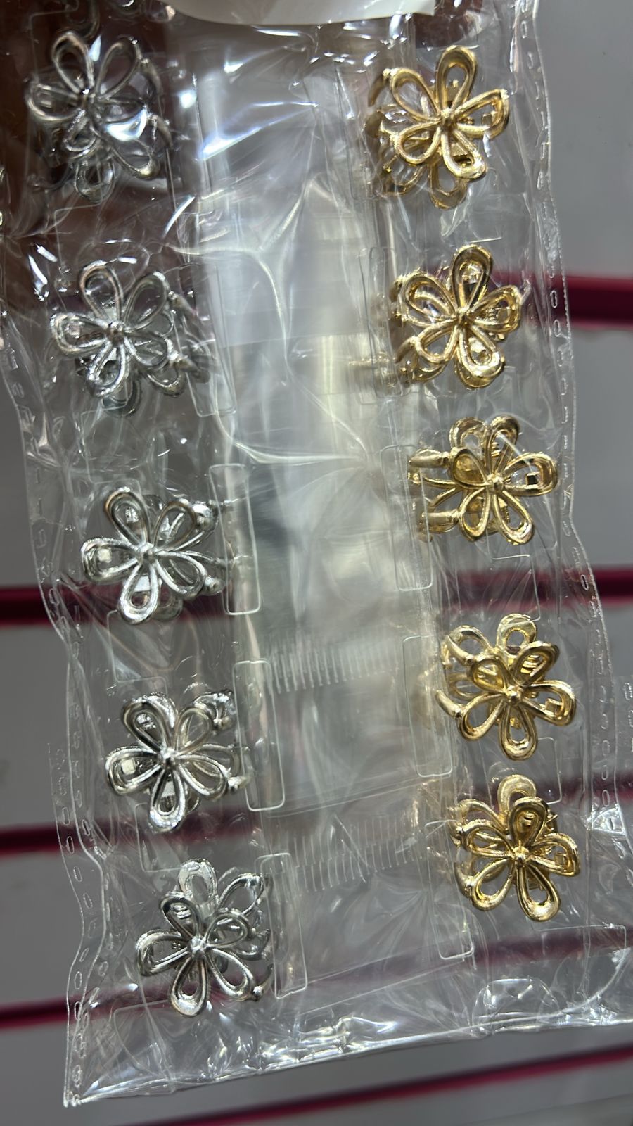 Pregadeira pp metal flor vazada (12 peças 6 de cada cor)