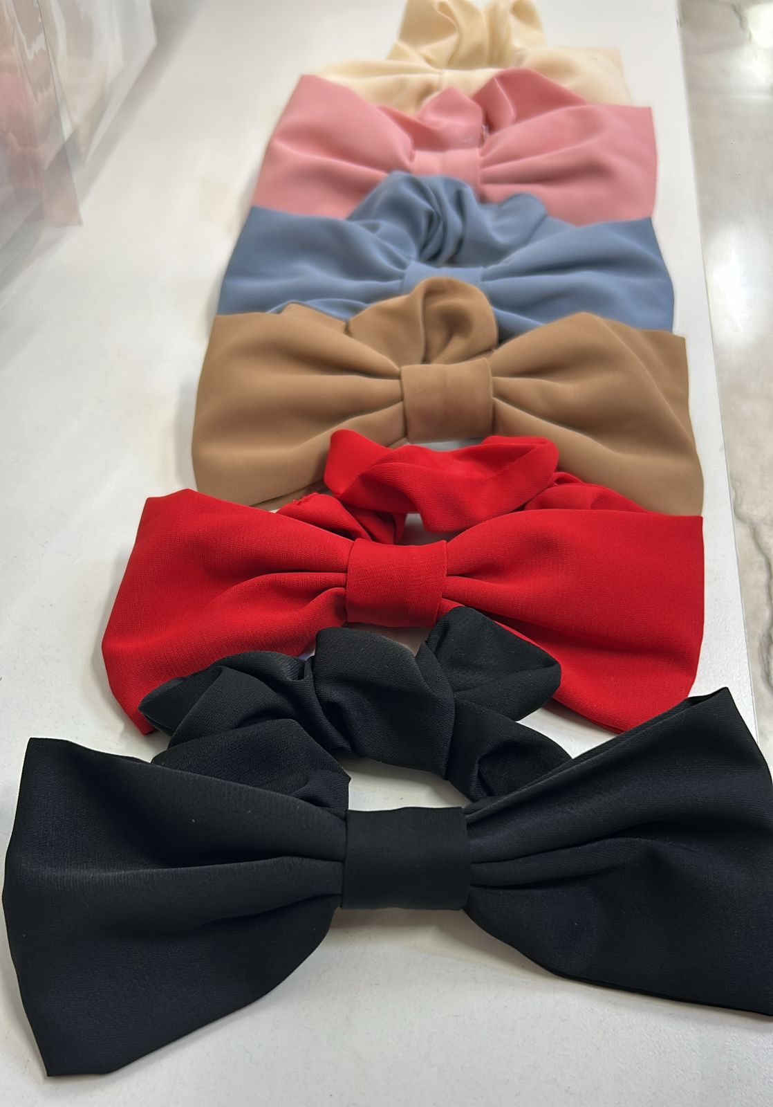 Scrunchie com laço gravatinha (12 peças 2 de cada cor)